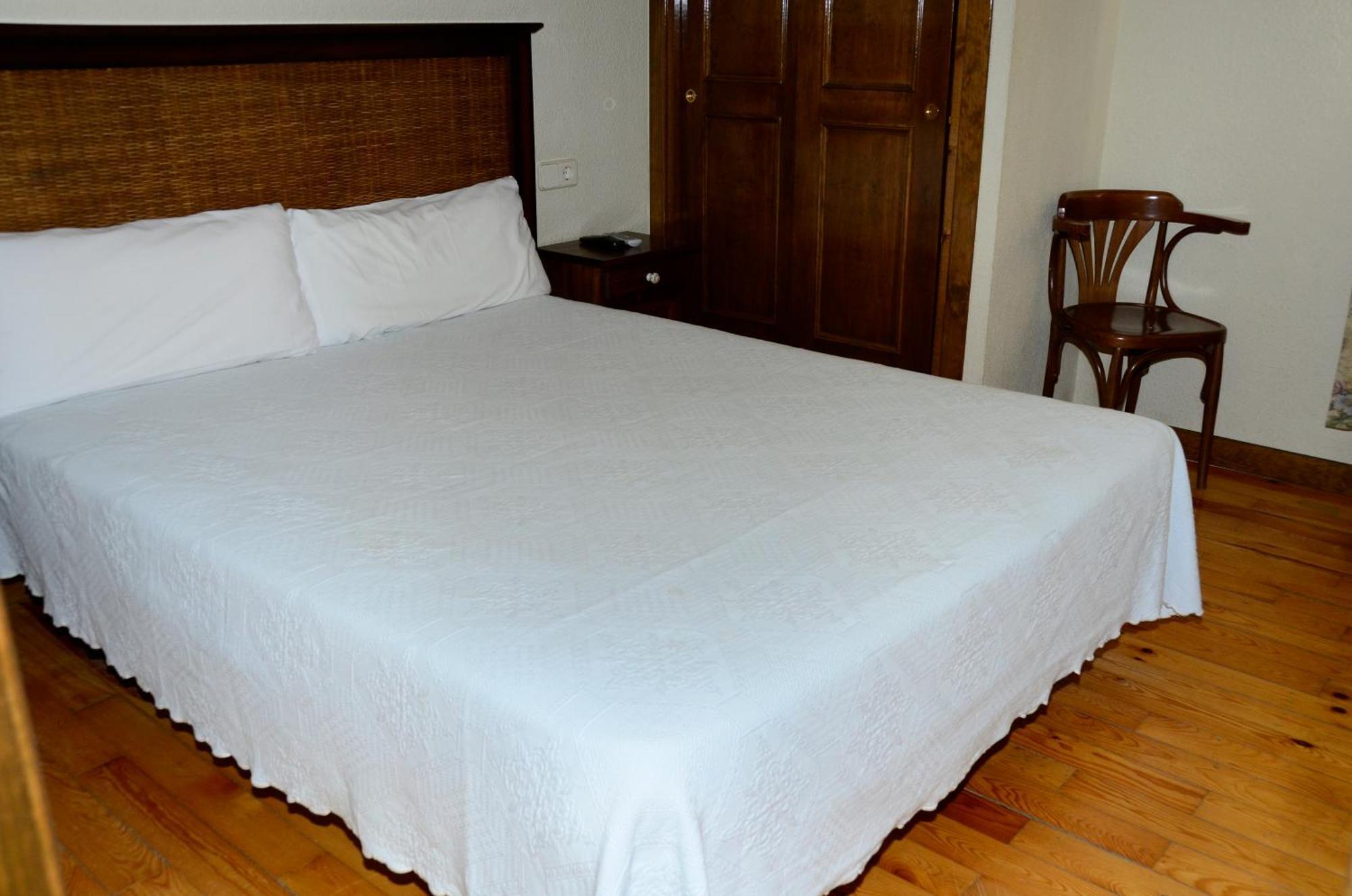 Hotel Charle Jaca Quarto foto